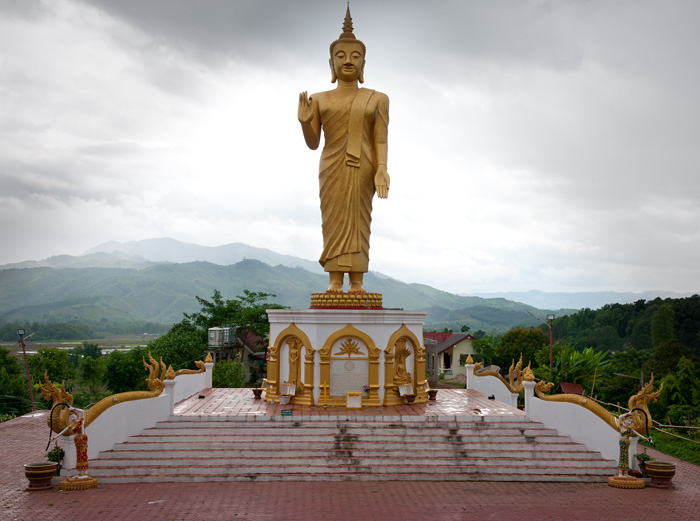 Grand Bouddha du temple de Oudomxay, Laos