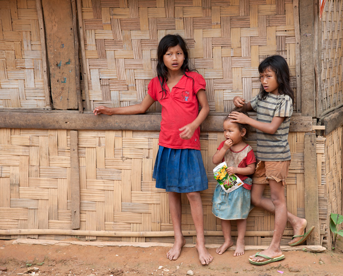 Enfants d'un village Khmer, Laos