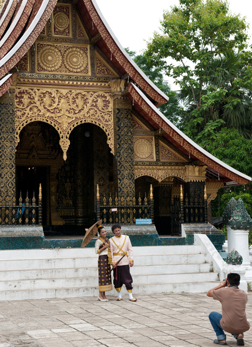 Jeunes mariés devant le temple Wat Xieng Thong, Luang Prabang, Laos