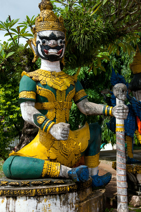 Démon gardant l'entrée du temple de Vang Vieng, Laos