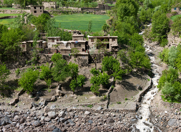 Route M41, petit village afghan très isolé vu depuis le Tadjikistan