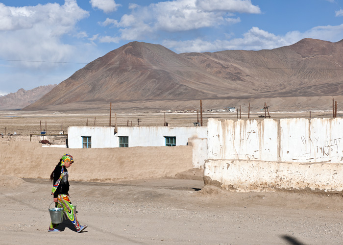 Jeune fille transportant de l'eau, Murghab, Gorno-Badakhshan, Tadjikistan