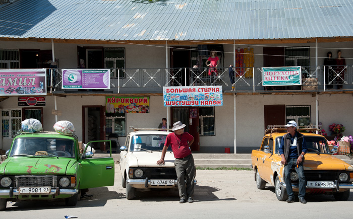 Anciennes voitures russes Ladas utilises comme taxi, Khorog, Tadjikistan