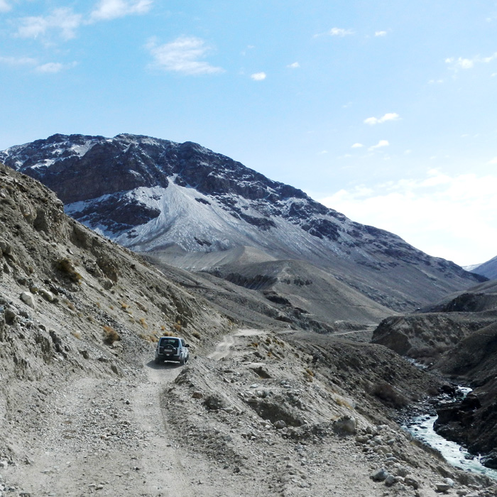 La route vers le col de Khorgushi, le long de la rivière Pamir, Tadjikistan
