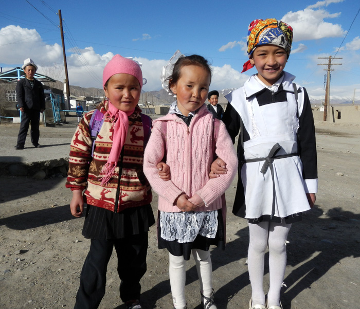 Petites écolières de Murghab, Tadjikistan
