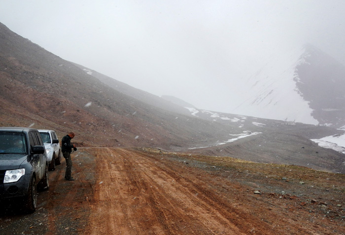 La route M41 prs du col Kyzyl-Art, Kirghizistan