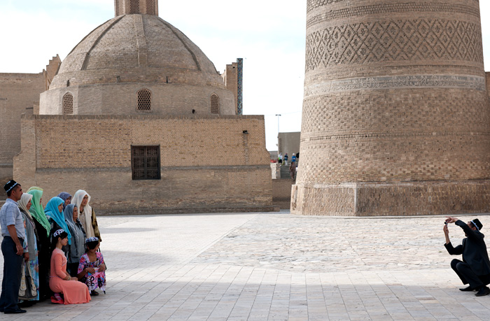 Devant le minaret Kalyan, Boukhara, Ouzbkistan