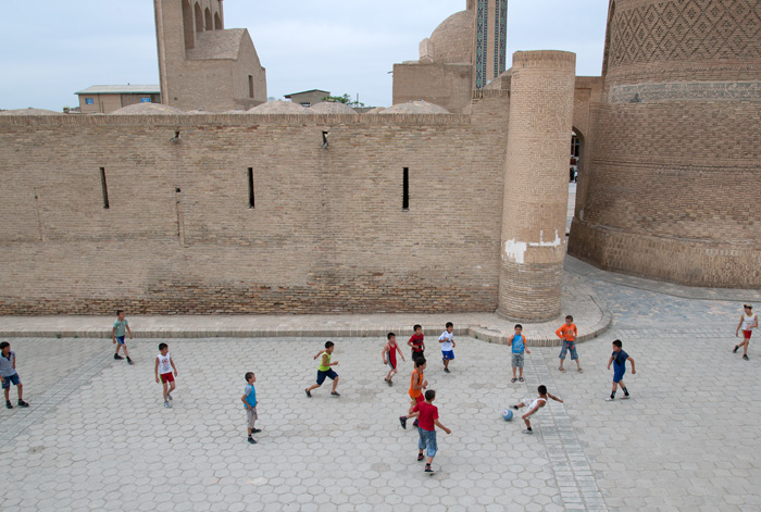 Enfants devant la mosque Kalyan, Boukhara, Ouzbkistan