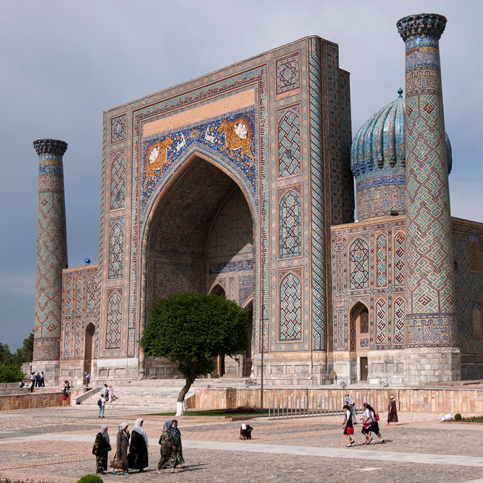 La madrassa Sher-Dor, place du Registan, Samarkand, Ouzbkistan