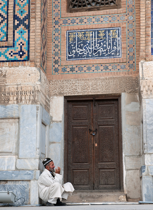 Prire, place du Registan, Samarkand, Ouzbkistan