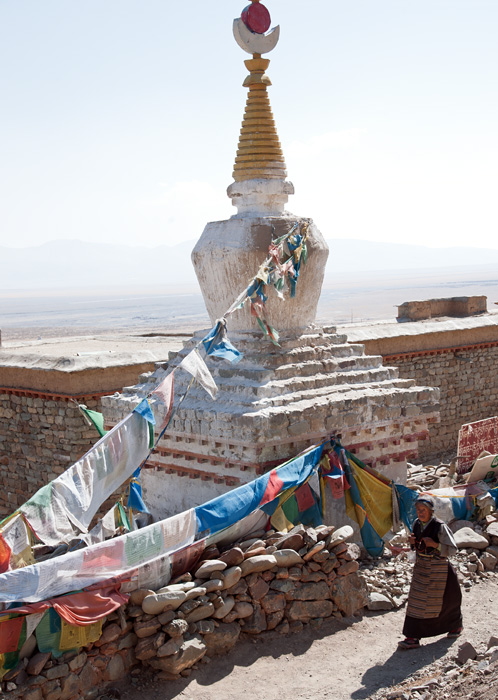 Pèlerine faisant inlassablement le tour d'un Stupa. Darchen, Tibet, Chine