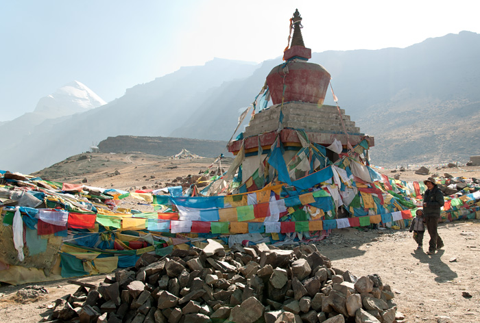 Stupa sur le chemin du Mont Kailash, Darchen, Tibet, Chine