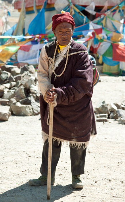 Pèlerin sur le chemin du Mont Kailash, Darchen, Tibet, Chine