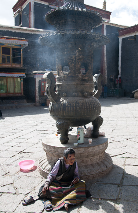 Pèlerin fatigué, monastère de Sakya, Tibet, Chine