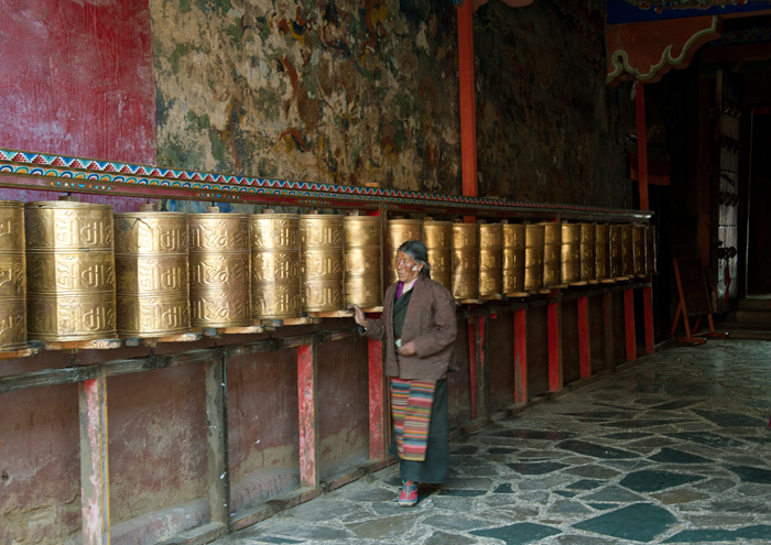 Moulins à prières, couloir entre les deux cours, monastère de Sakya, Tibet, Chine