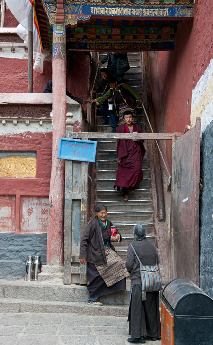 Escalier pour le premier étage, monastère de Sakya, Tibet, Chine