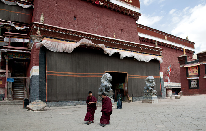 Première cour du monastère de Sakya, Tibet, Chine