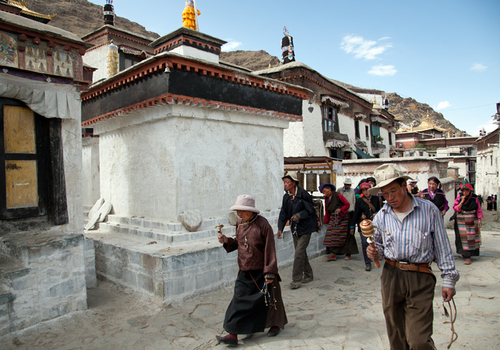 Pèlerins, monastère de Tashilhunpo, Shigatse, Tibet, Chine