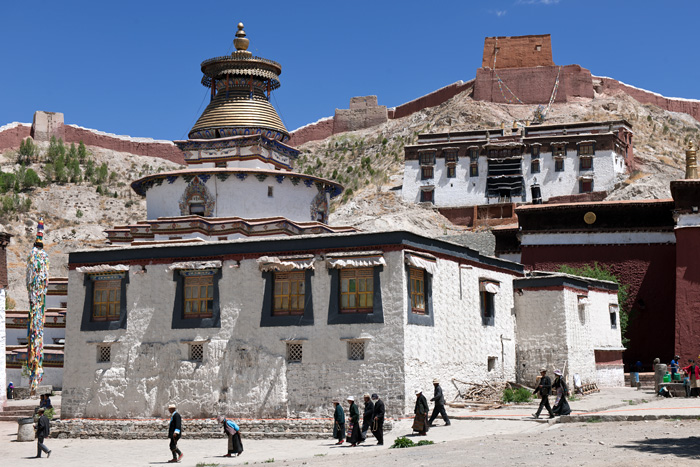 Pèlerins, monastère Pelkor Choide, Gyantse, Tibet, Chine