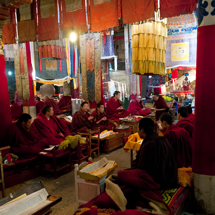 Récitations de prières, monastère Pelkor Choide, Gyantse, Tibet, Chine