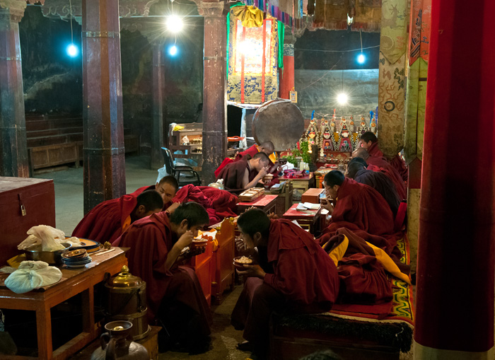 Le repas des moines, monastère Pelkor Choide, Gyantse, Tibet, Chine