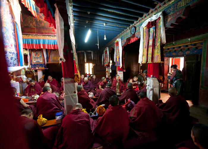 Repas au couvent bouddhiste Ani Tsankhung, Lhassa, Tibet, Chine