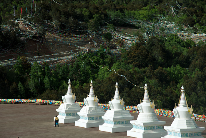 Stupas et drapeaux de prières, mont Kawagarbo, Dêqên, Tibet, Chine