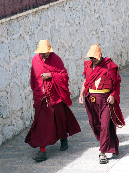 Moines de l'école des Bonnêts jaunes Gelugpa, monastère de Songzanlin, Yunnan, Chine