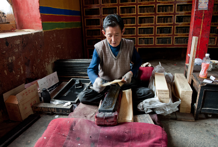 Imprimeur de textes bouddhistes, monastère de Sera, Lhassa, Tibet, Chine