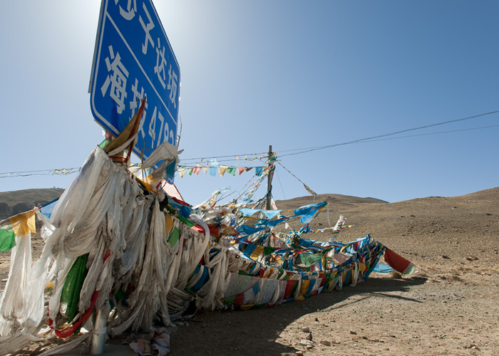 Drapeaux de prire (loungta), charpes khata et fibre optique, route G219, Tibet, Chine