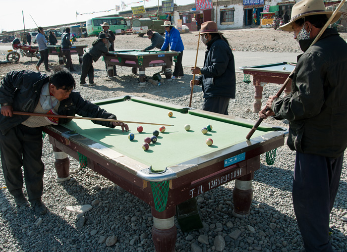 Tables de billard dans la rue, Darchen, Tibet, Chine