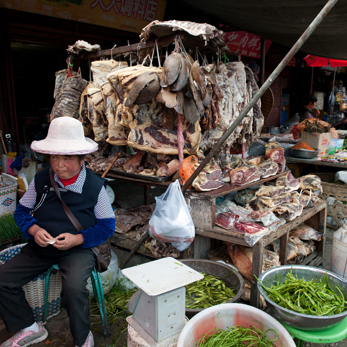 Vendeuse de viande séchée, marché central de Lijiang, Yunnan, Chine