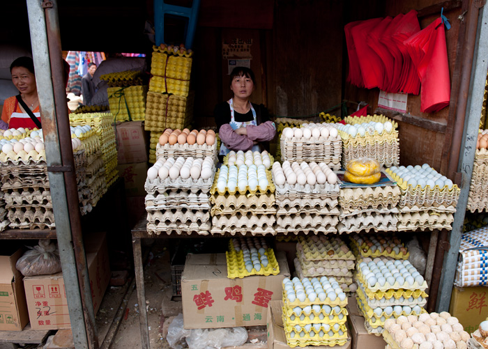 Vendeuse d'oeufs, march central de Lijiang, Yunnan, Chine