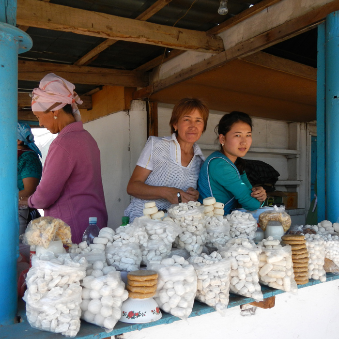Mère et fille, vendeuses de petits fromages séchés, Kazakhstan