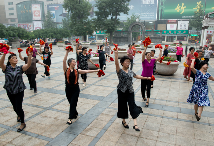 Exercices matinaux devant l'église catholique de St Joseph de Wangfujing, Pékin, Chine