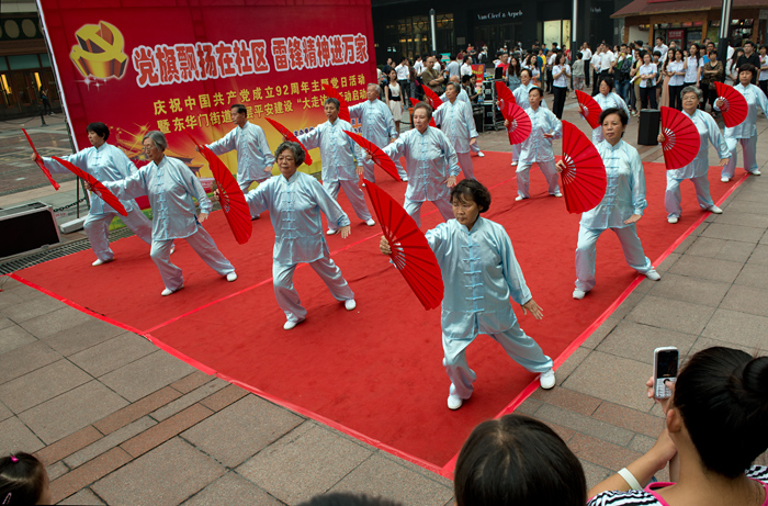 Dances traditionelles, rue Wangfujing, Pékin, Chine