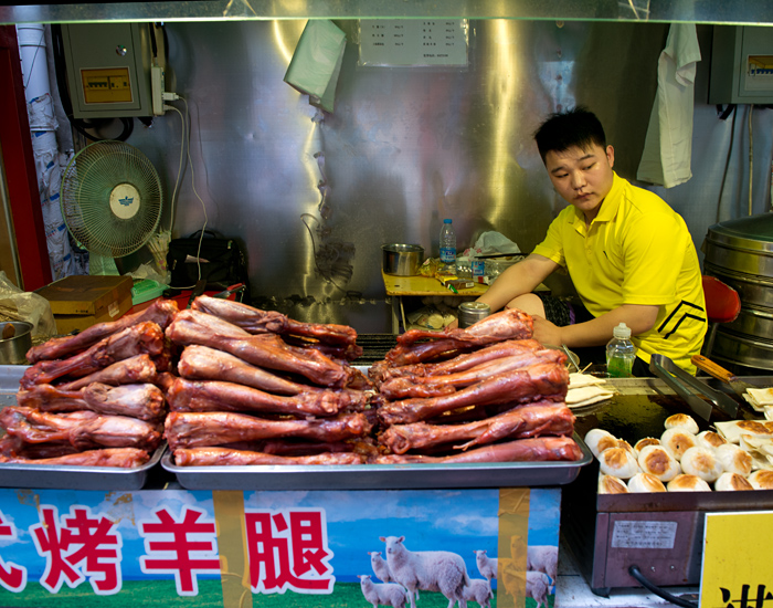Petit restaurant servant des portions de gigots de mouton, Snack Street, Pékin, Chine