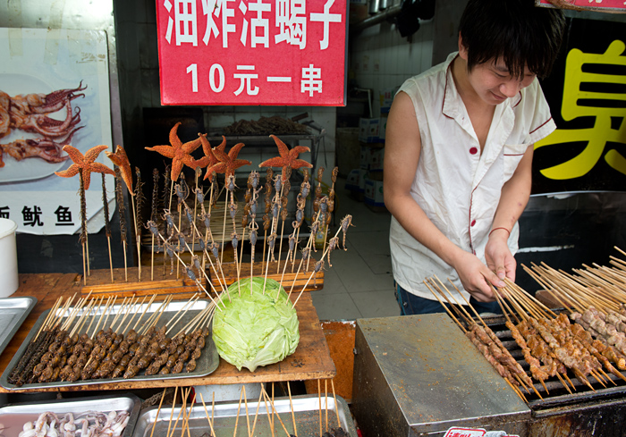 Petit restaurant servant scorpions et insectes divers, Snack Street, Pékin, Chine