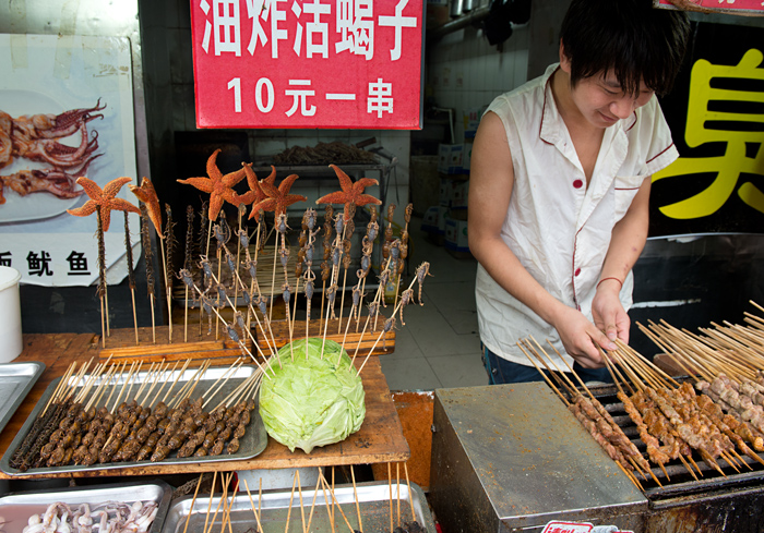 Petit restaurant servant scorpions et insectes divers, Snack Street, Pkin, Chine