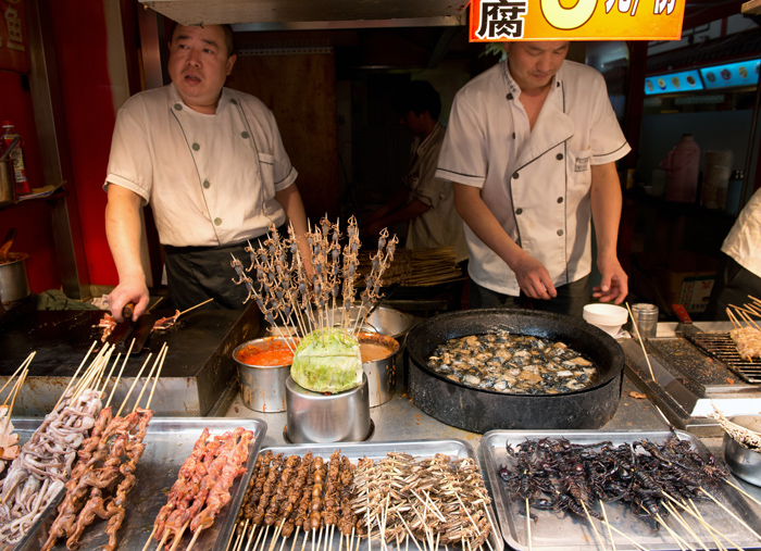 Petit restaurant servant scorpions et insectes divers, Snack Street, Pékin, Chine