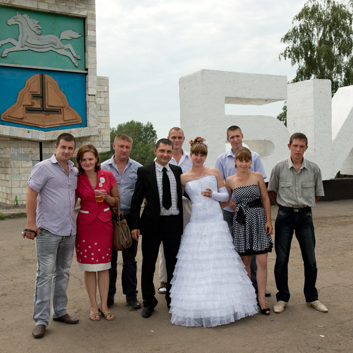 Jeunes mariés devant l'entrée de la ville, Biïsk, Russie