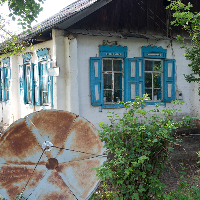 Maison et parabole, Sarkand, Kazakhstan