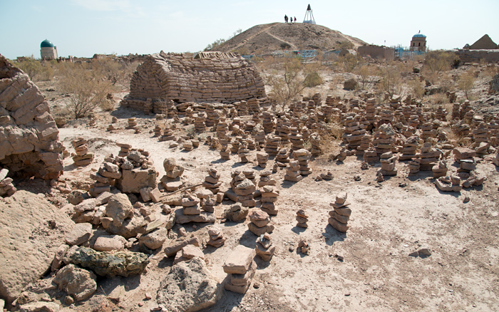 Tombes anciennes et dévotions modernes, nécropole de Mizdakhan, Karakalpakistan, Ouzbékistan
