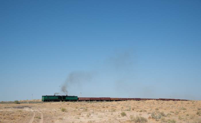 Train dans le désert de Kyzylkoum, République du Karakalpakistan, Ouzbékistan