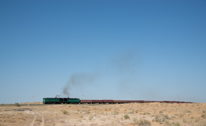 Train dans le dsert de Kyzylkoum, Rpublique du Karakalpakistan, Ouzbkistan