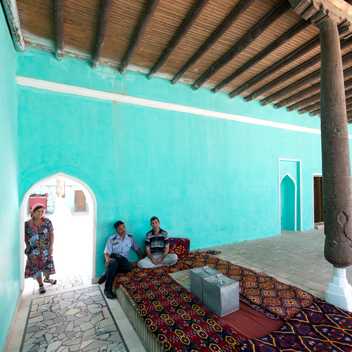 Gardiens de la ncropole Sultan Uvays, Rpublique du Karakalpakistan, Ouzbkistan