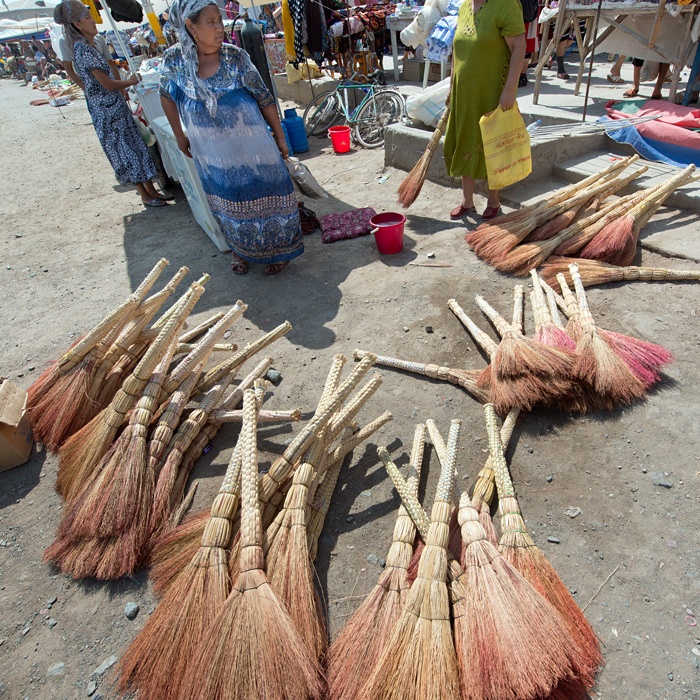 Vendeuse de balais, Khiva, Ouzbékistan