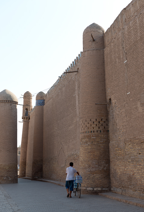 Ruelle et façade Est du palais Tosh Hovli, Khiva, Ouzbékistan