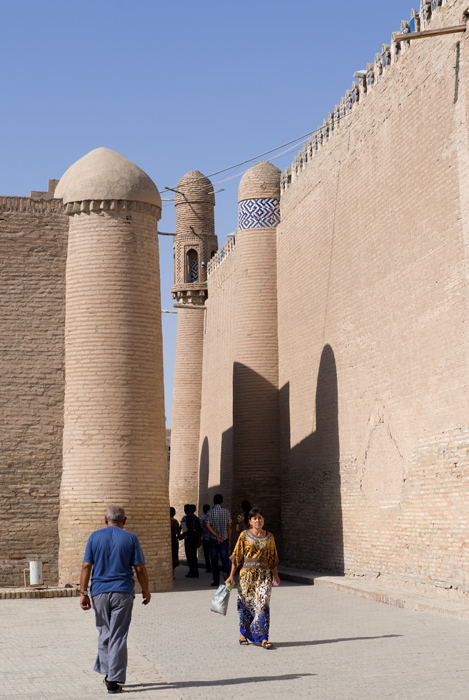 La ruelle entre le caravansérail et le palais Tosh Hovli, Itchan Kala, Khiva, Ouzbékistan
