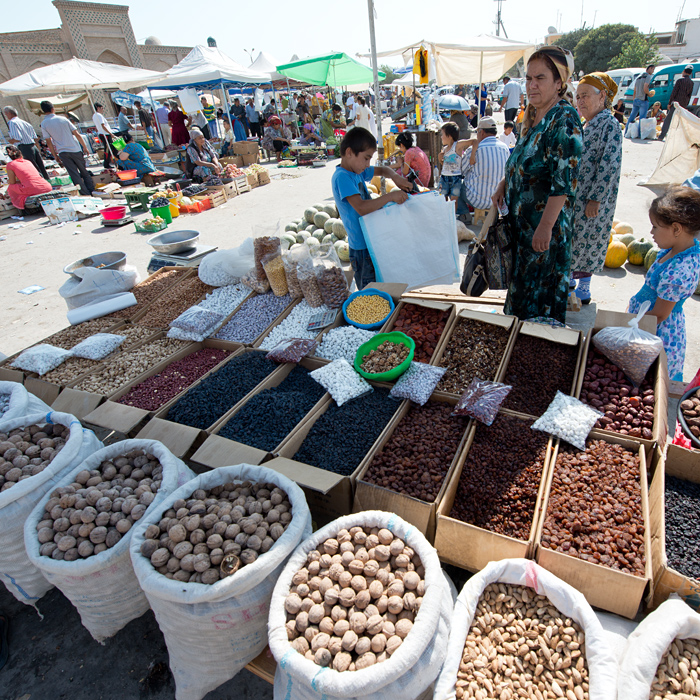 Vendeuse de noix, Khiva, Ouzbékistan